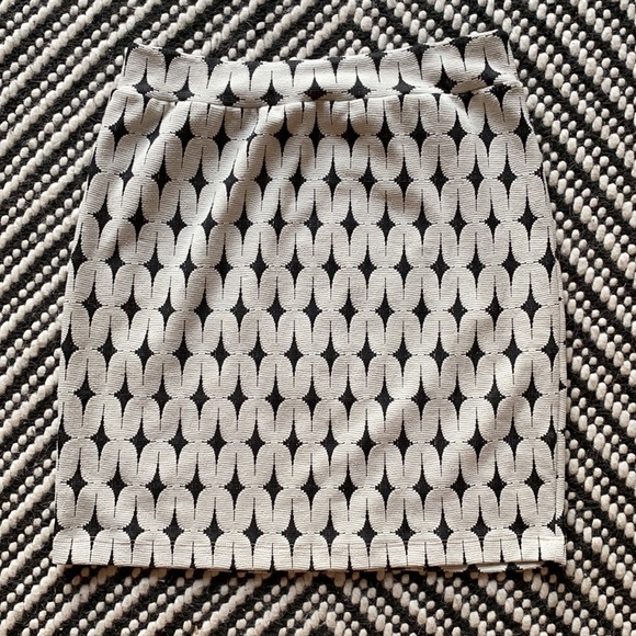 Renee C - Leen Printed Pencil Skirt - Picture 3 of 4